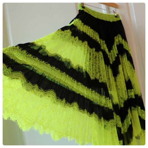 ALICE + OLIVIA Katz Lace Pleated Midi Skirt - Picture 10 of 15
